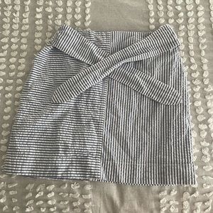 Searsucker Vineyard Vines skirt. Size 2